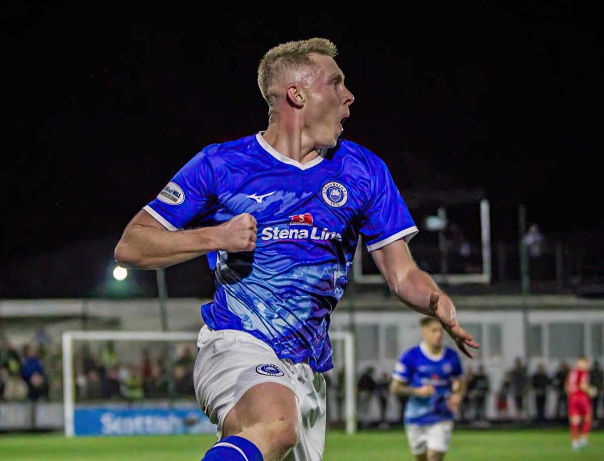 You are currently viewing Deryn stays with the Blues